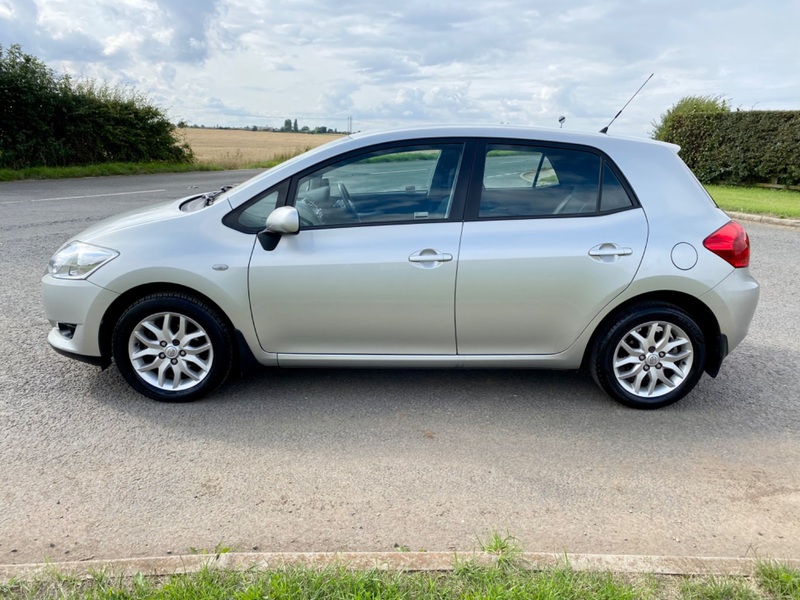 TOYOTA AURIS