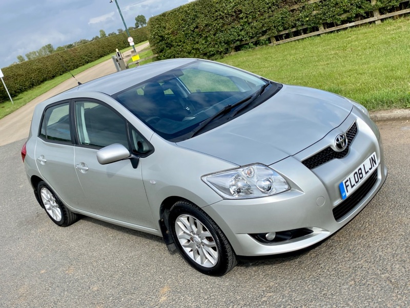 TOYOTA AURIS